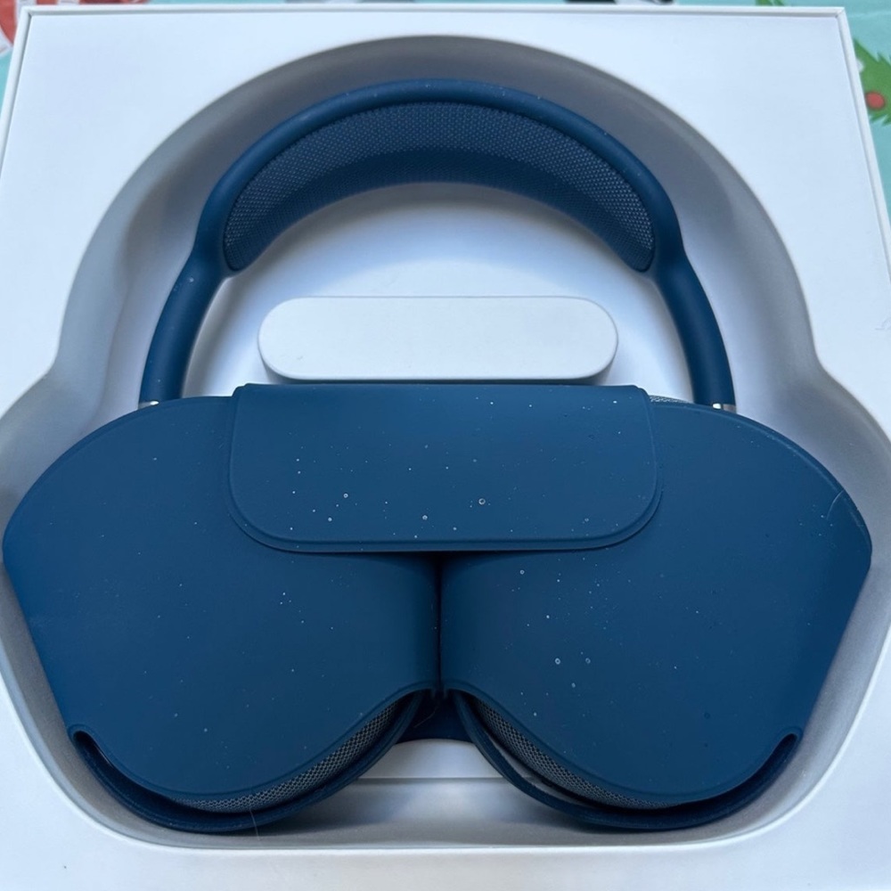 Apple AirPods Max with Smart Case in Sky Blue